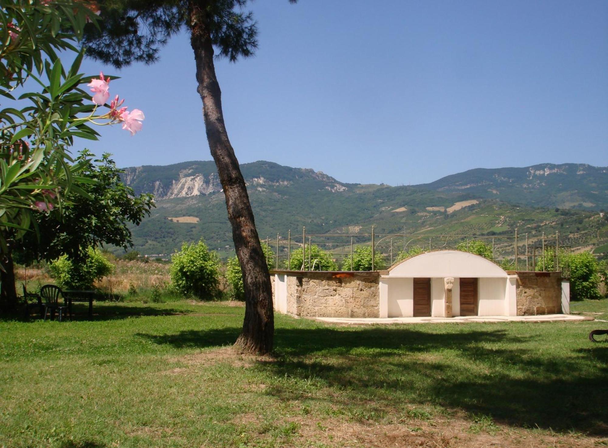 Agriturismo "Borgo Madonna Degli Angeli" - Charming Cottages In The Gardens ! Tocco da Casauria Exterior photo